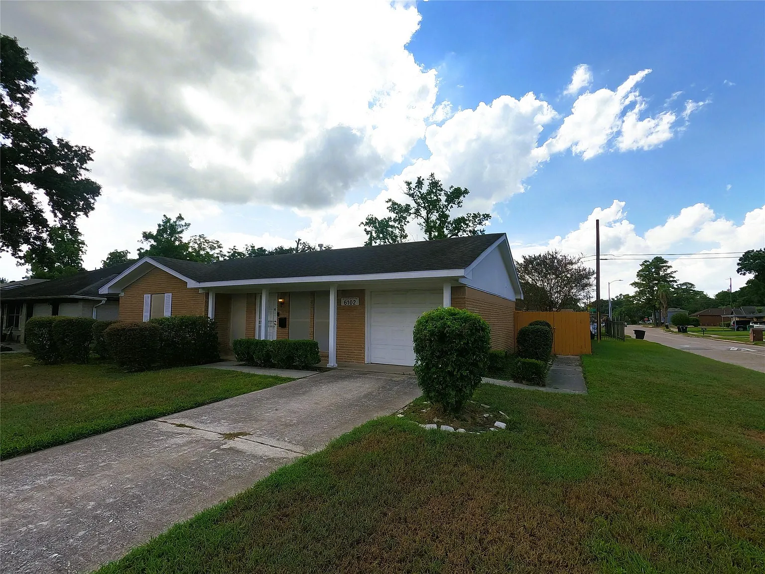 3 bed, 1.0 bath, 1341 sqft, $1,800 — Photo 2
