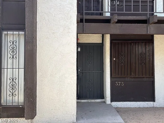 2 bed, 1.0 bath, 863 sqft, $1,200 — Photo 2