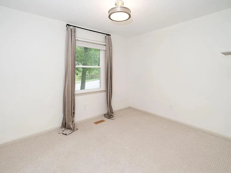 1010 Castalia Dr — Photo 6