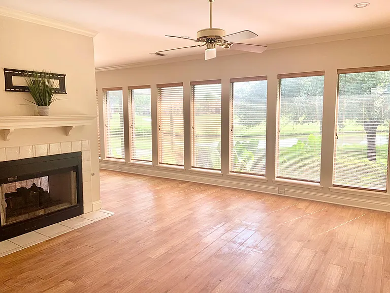 552 Canterbury Ln — Photo 10