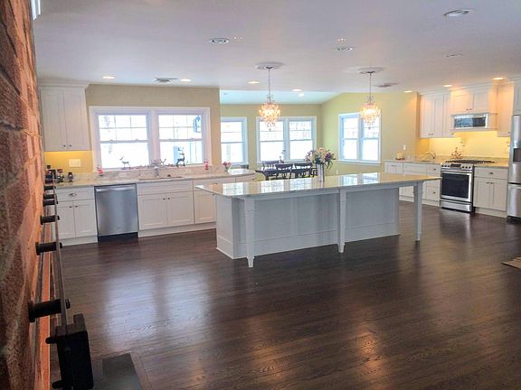 4th image of 5104 Woodland Way