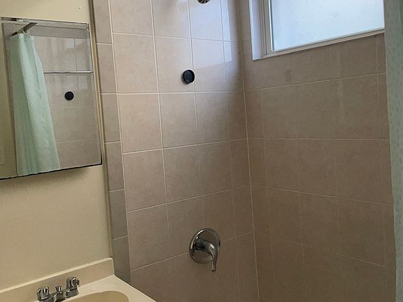 5th image of 2623 W Farragut Ave #B