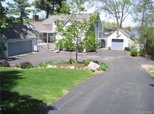 583 Shady Oaks St, Lake Orion, MI 48362