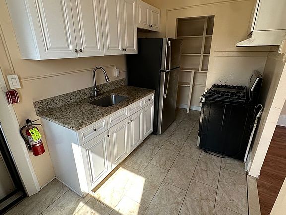 3rd image of 1055 Washington St #3