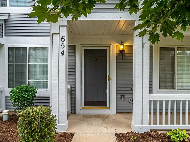 654 Lincoln Station Dr — Photo 2