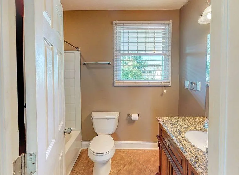 404 E 3rd St #4 — Photo 7