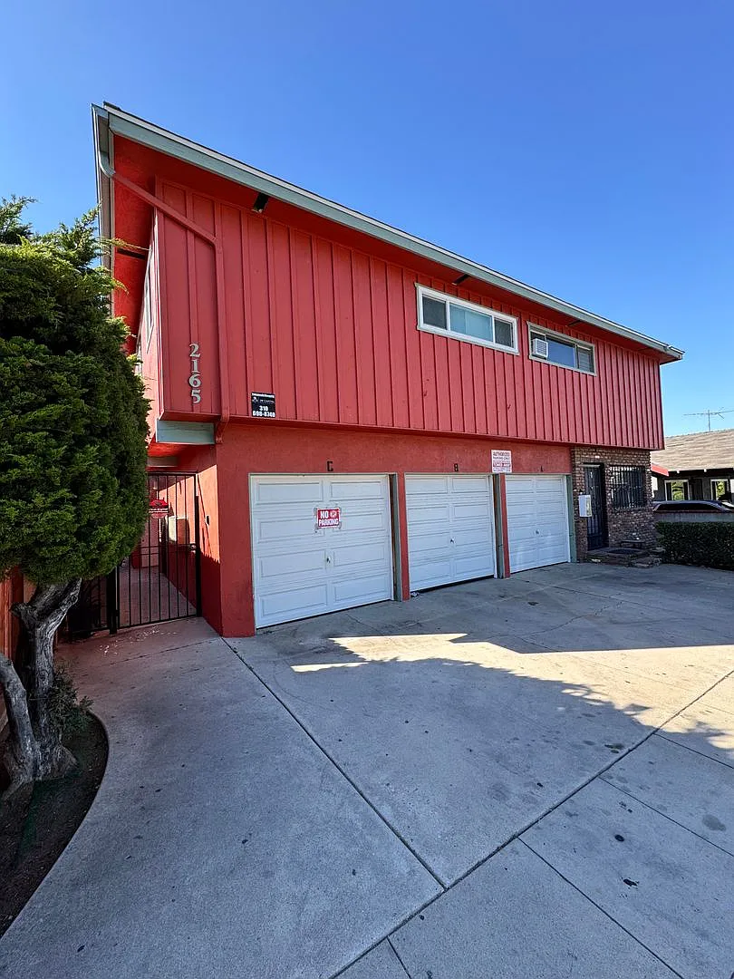 2165 Locust Ave — Photo 1