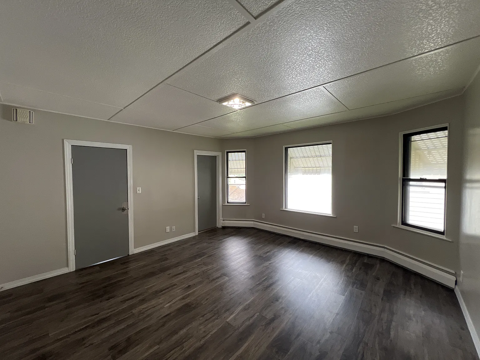 5031 19th Ave - Upper — Photo 2