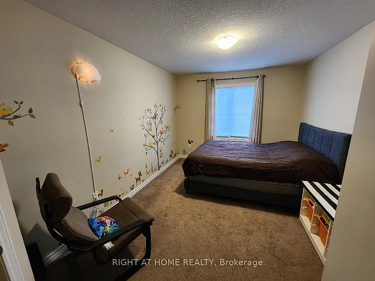 49 Curzon Cres — Photo 16