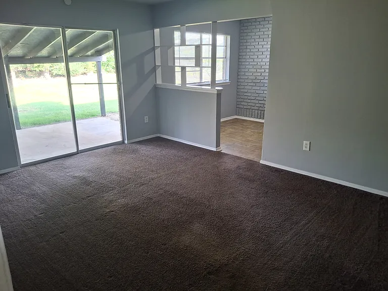 111 SE Coachman Dr — Photo 4