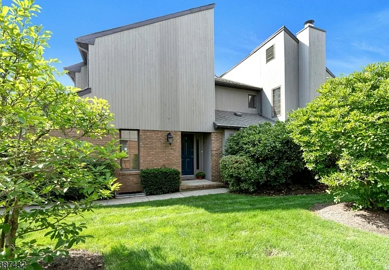 10 Shelley Pl — Photo 1