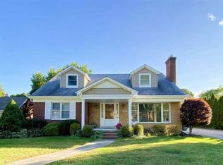 597 Roslyn Rd, Grosse Pointe Woods, MI 48236