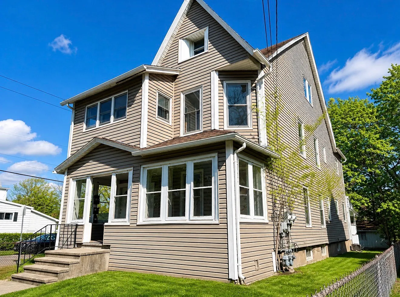 6 bed, 1.0 bath, 2000 sqft, $2,750 — Photo 2