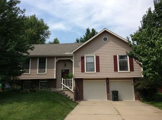 1219 NE Deerbrook Cir, Lees Summit, MO 64086