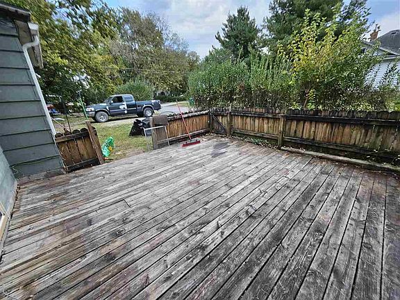 5th image of 811 S 5th St