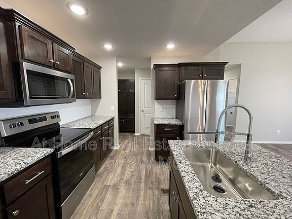 4th image of 218 W Canterbury Ln
