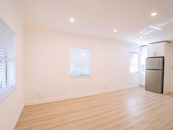 3rd image of 626 23rd Ave S #1