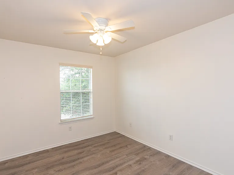 913 Coronation Way — Photo 34