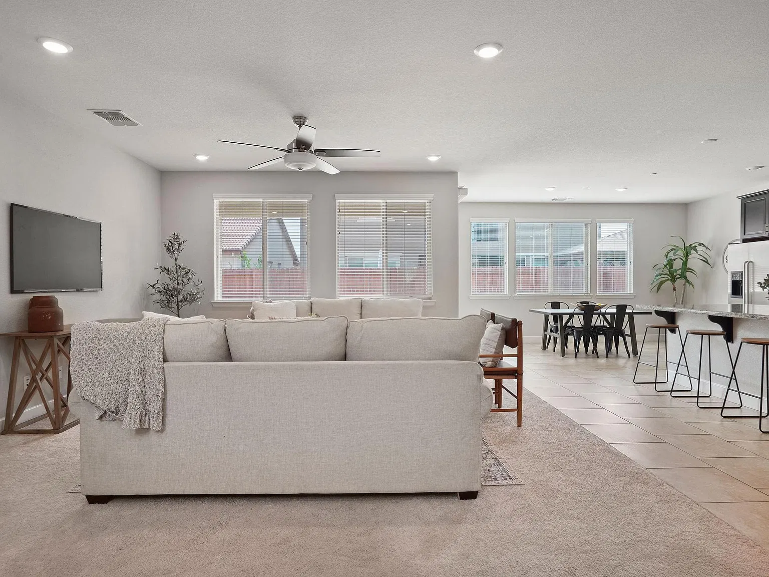 5 bed, 3512 sqft, $4,175 — Photo 4