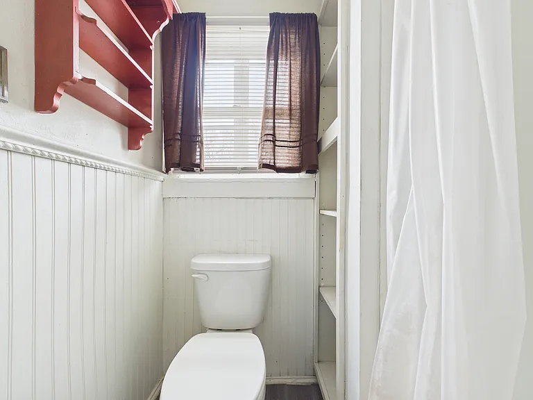 138 Watson St — Photo 16
