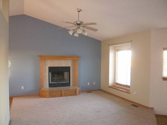 Living room w/fireplace