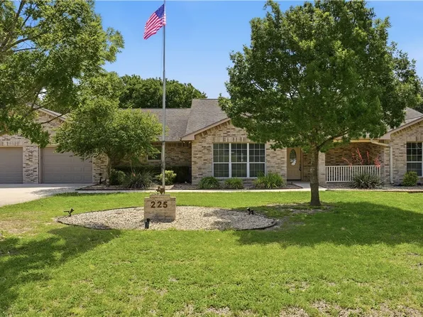 225 Deer Slayer Dr, Seguin, TX 78155