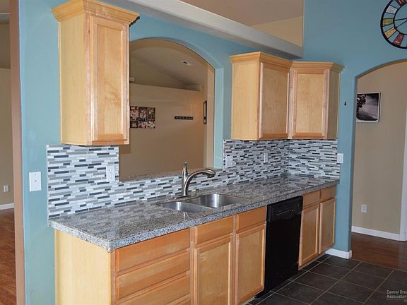 4th image of 828 NW Spruce Ave
