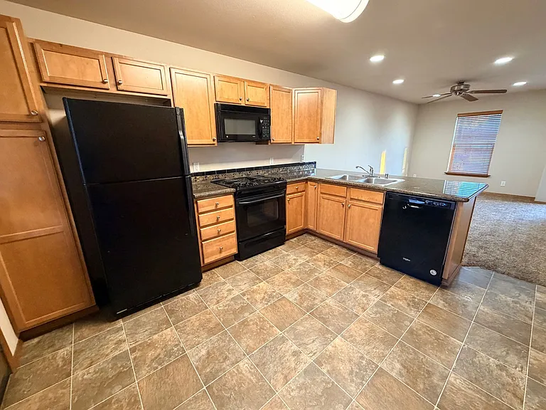 435 E St NE — Photo 3