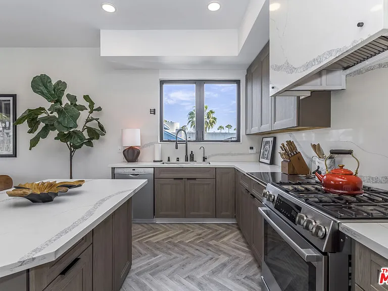 137 N Doheny Dr #4 — Photo 14