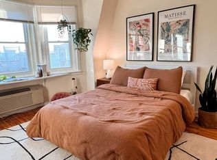 2208 Saint James Pl, Philadelphia, PA 19103