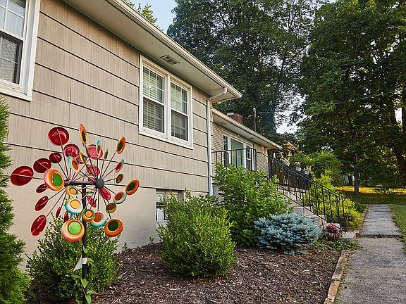 3rd image of 5519 Parkdale Rd