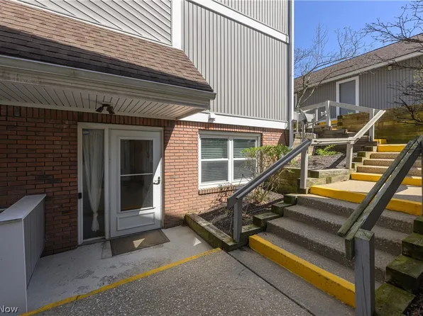 243 Portage Lakes Dr Unit E, Akron, OH 44319