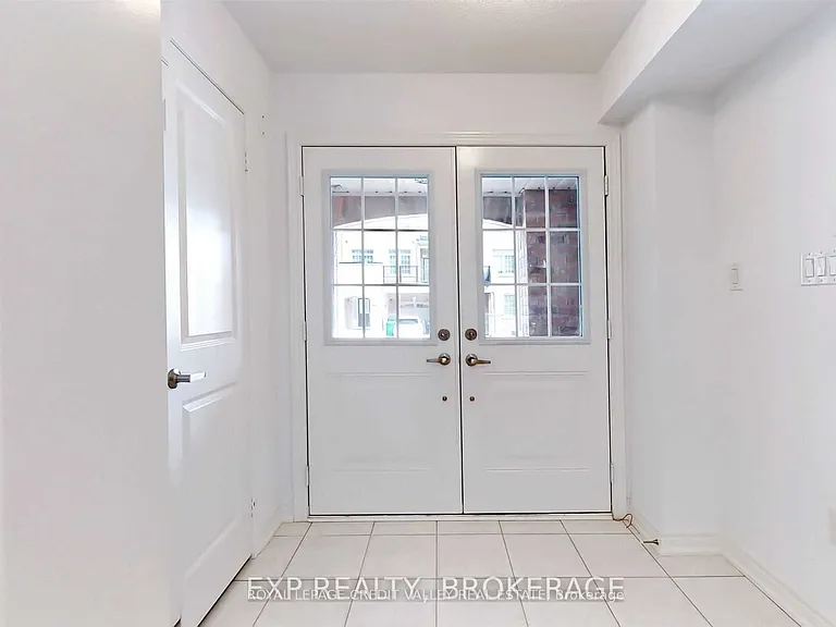 4 Haymarket Dr — Photo 4