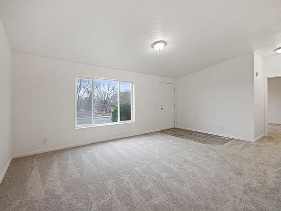 4th image of 1122 Grosscup Blvd