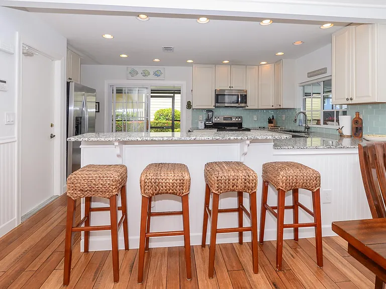 4051 NE Breakwater Dr — Photo 37
