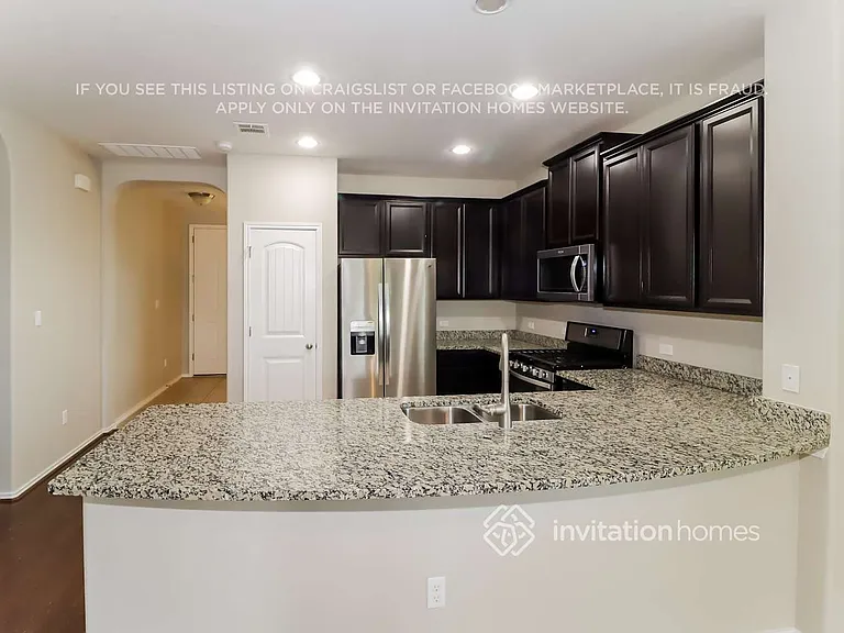 110 Camden Cv — Photo 5