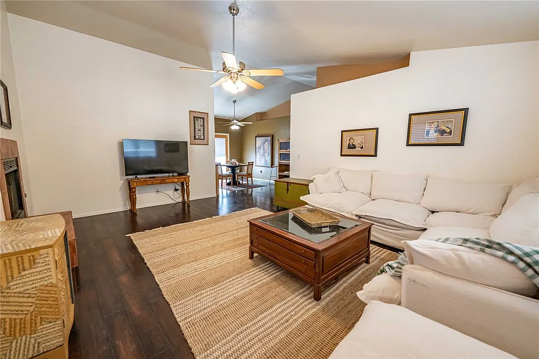 3 bed, 2.0 bath, 1493 sqft, $2,450 — Photo 2