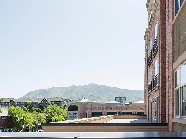 With a 200-800 sq ft balcony you can comfortably enjoy the views of stunning mountains, city skylines, or a charming tree-lined street from your apartment!