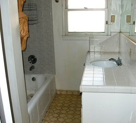 5th image of 1327 E Vine Ave