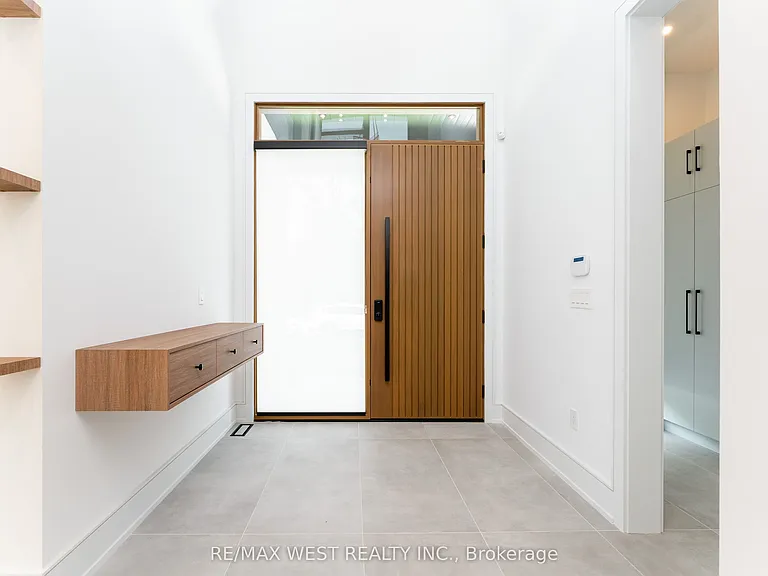 510 Wellington Cres — Photo 4