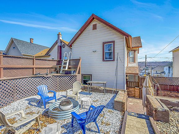 5th image of 929 Ridge Ave