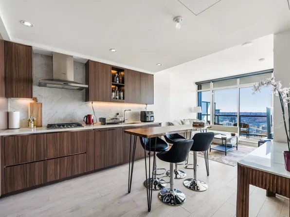 4720 Lougheed Hwy #3201, Burnaby, BC V5C 0M8