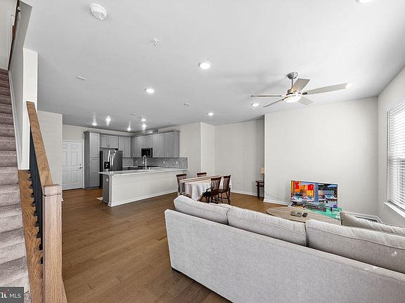 3rd image of 1216 Parker Blvd