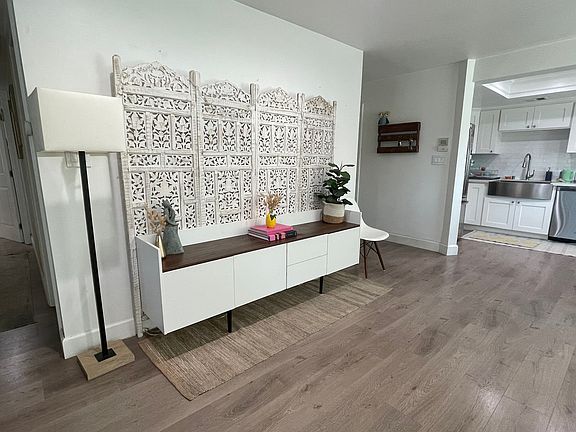 5th image of 12157 Moorpark St APT 201