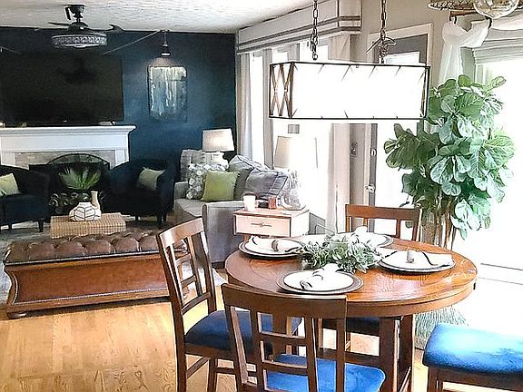 Breakfast area/Living room