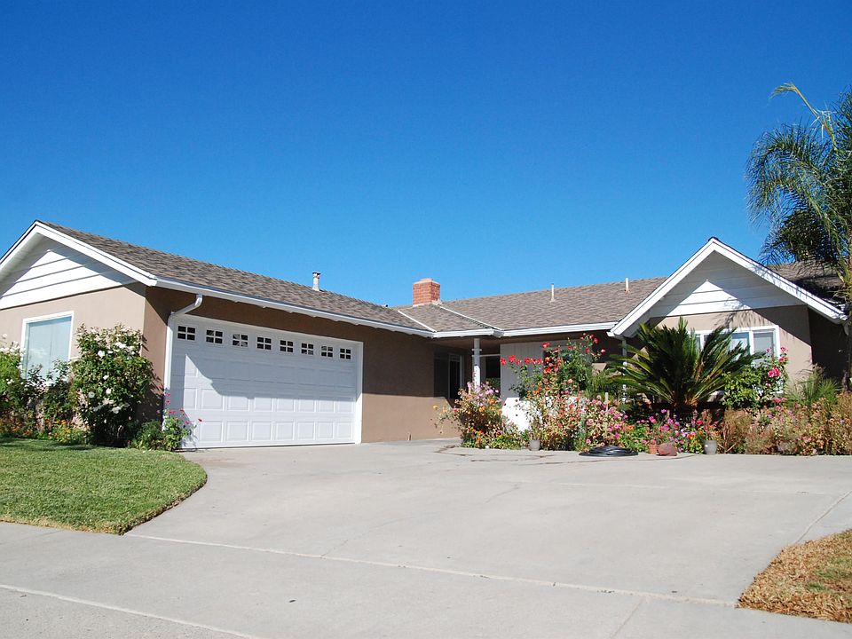 Beautiful curb appeal at the end of a cul-de-sac street