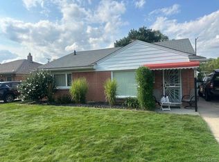 28554 N Clements Cir, Livonia, MI