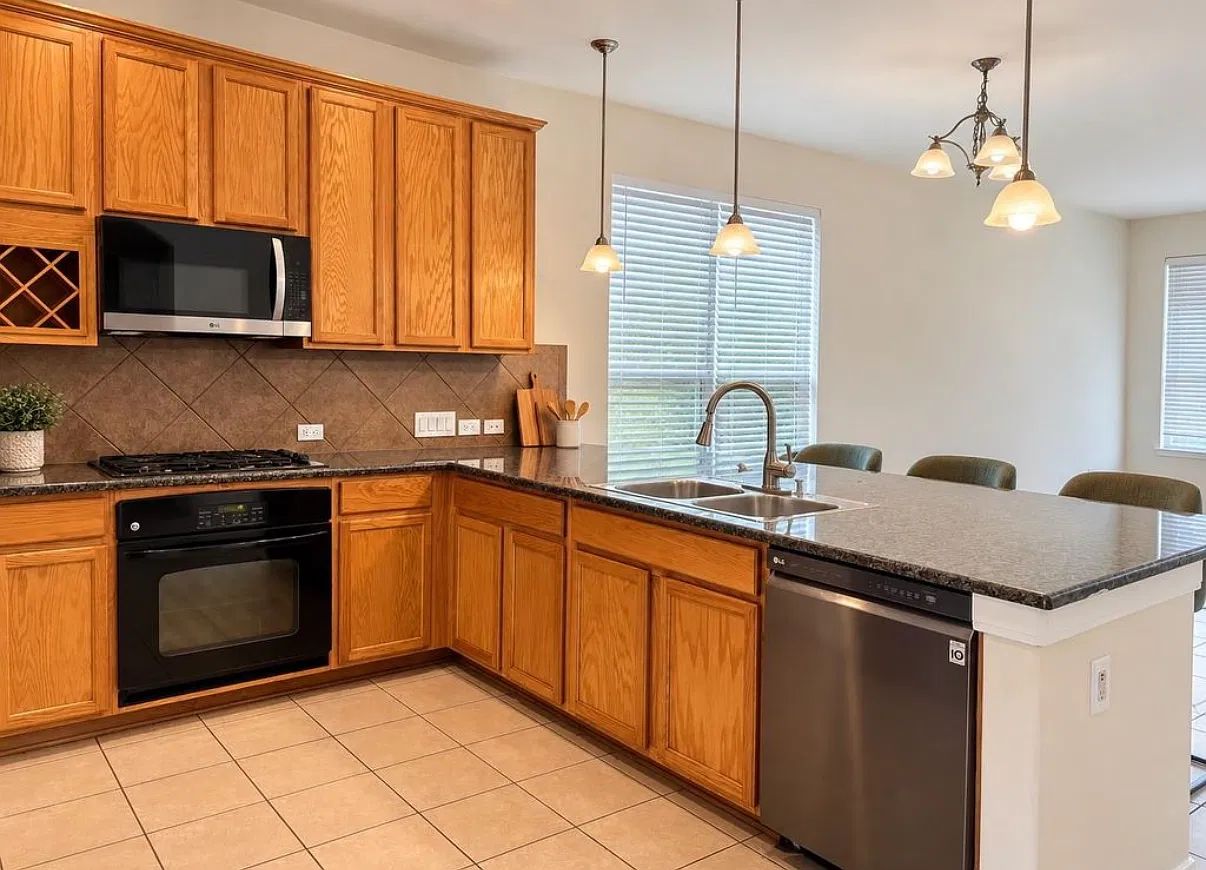 4 bed, 2465 sqft, $2,350 — Photo 2