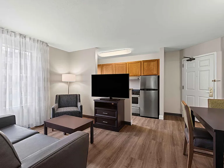 2 Bedroom Suite - 1 King and 1 Queen Bed