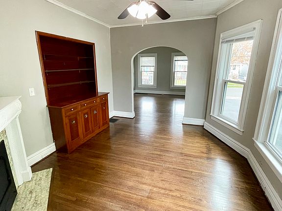 4th image of 71 Unger Ave #1